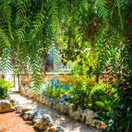 Trullo Cittadino With Above-ground Pool In Feriehus *